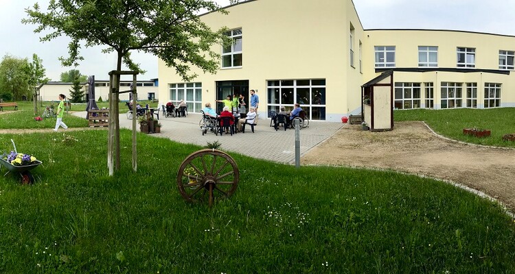 Außenanlage des Altenpflegeheims mit Blick auf den Garten