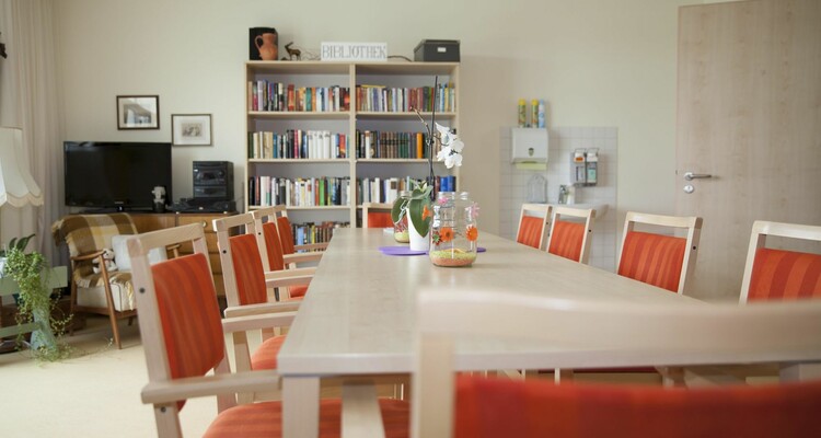 Blick vom Tisch der Bibliothek/Aufenthaltsraum in den Raum hinein